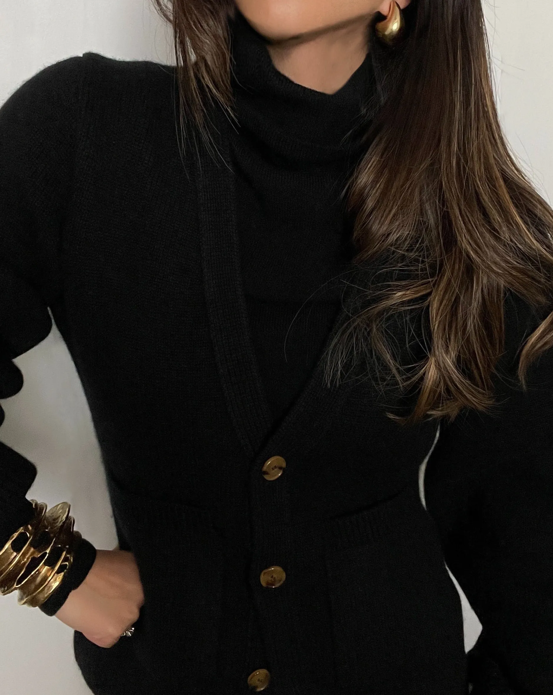 Cashmere Blend Ribbed Turtleneck Sweater in Black